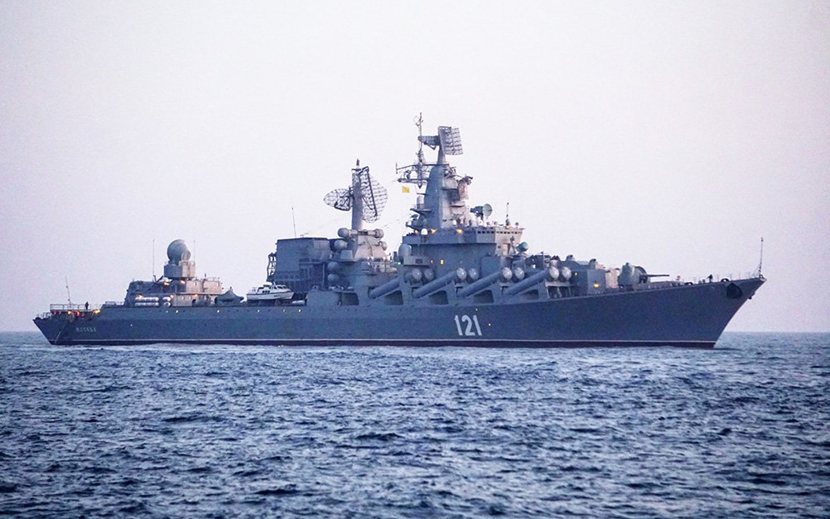 Se incendia el "Moskva", buque insignia de Rusia que opera en el Mar Negro