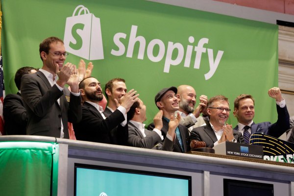 Shopify anuncia una nueva tarjeta de débito comercial y soporte para planes de pagos a plazos