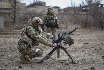 El comandante Zamid Chalaev, del regimiento de la República de Chechenia, dispara un lanzagranadas, el 31 de marzo en Mariupol.