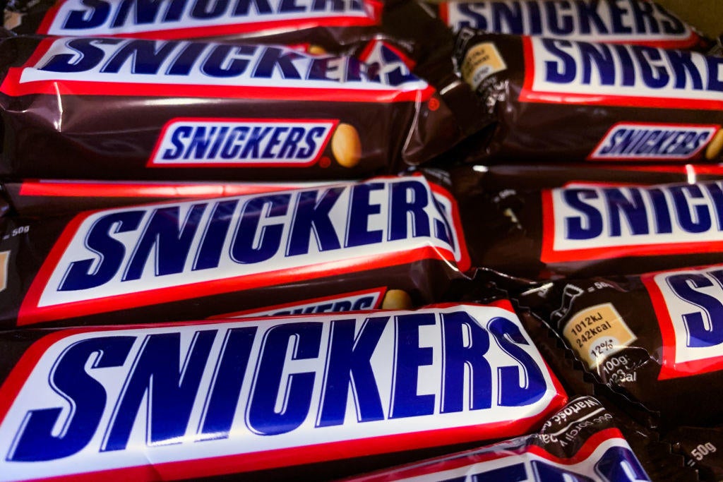 Snickers responde al rumor de NSFW de que eliminaron la “vena”