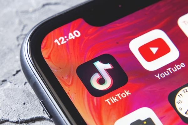 Los niños y adolescentes ahora pasan más tiempo viendo TikTok que YouTube, según muestran nuevos datos