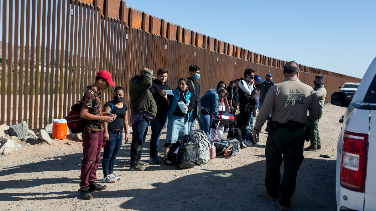 Título 42: juez ordena mantener temporalmente medida contra migrantes en la frontera