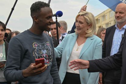 Marine Le Pen saluda a un hombre en un acto de campaña, el pasado viernes.