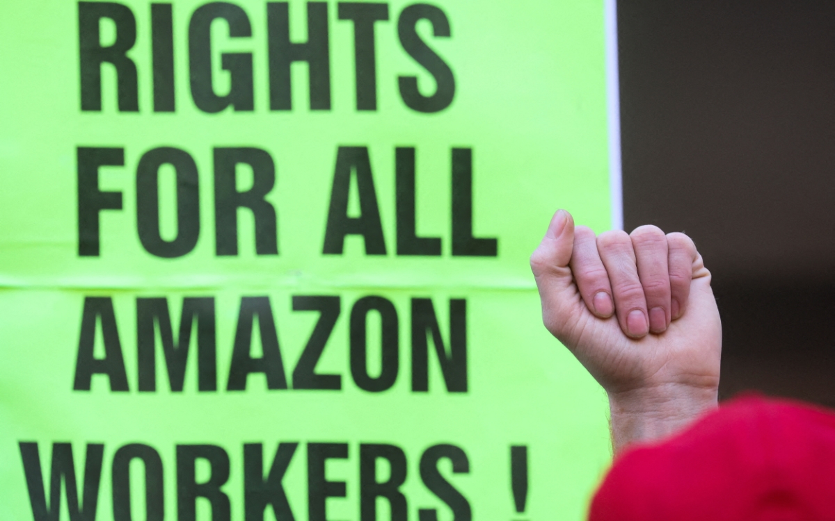 Trabajadores de Amazon en NY aprueban primer sindicato de la historia de la empresa en EU