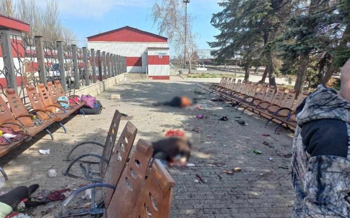 Ucrania denuncia ataque a estación de tren usada para evacuar civiles; al menos 39 muertos