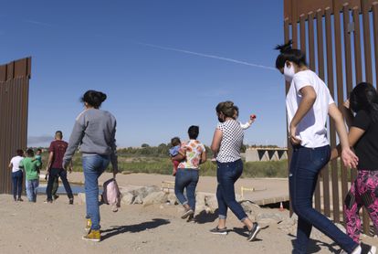 Un grupo de migrantes brasileños caminan pro la frontera de EE UU y México en Yuma (Arizona), en junio de 2021.