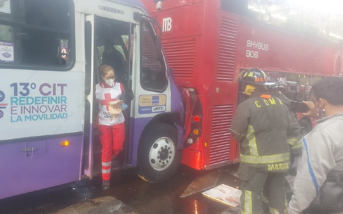 Varios heridos tras choque entre Metrobús y camión en Paseo de la Reforma | Video