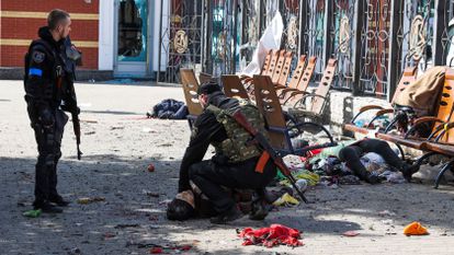 Civiles muertos en el ataque ruso a la estación de trenes de Kramatorsk, este viernes.