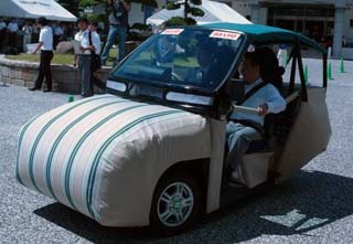 Video: Este vehículo eléctrico "lleva" bolsas de aire para máxima protección