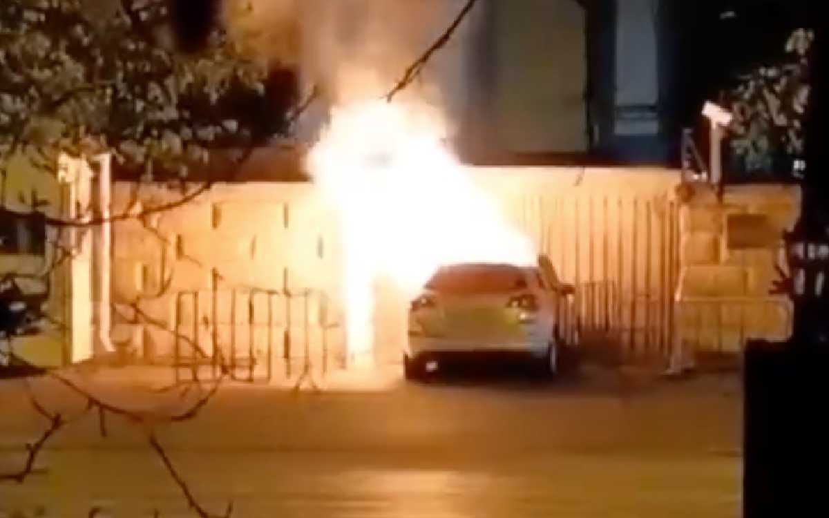 Video: Un conductor se prendió fuego y estrelló su coche contra la Embajada de Rusia en Rumanía