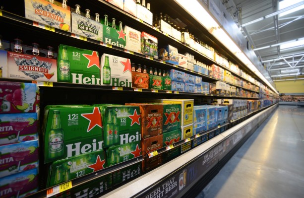 Walmart Grocery ahora ofrece recogida de bebidas alcohólicas en la acera en 2000 tiendas de EE. UU.