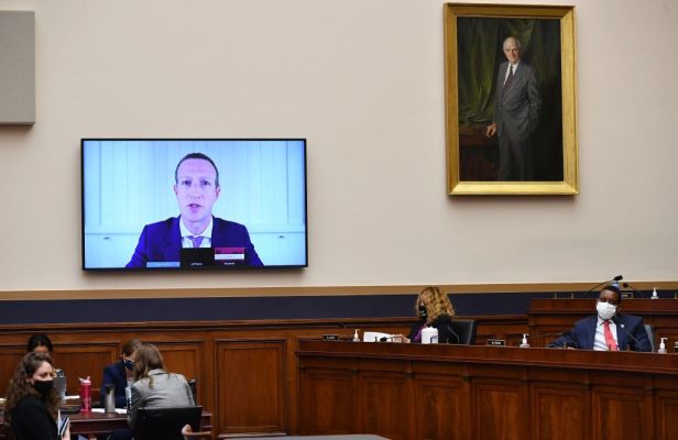 Zuckerberg finge de manera poco convincente ignorar el escándalo de la VPN de succión de datos