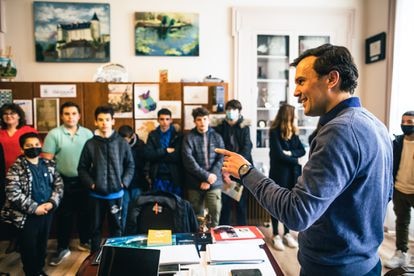 El alcalde de Châteaudun, Fabien Verdier, recibía este martes a un grupo de escolares en su despacho.