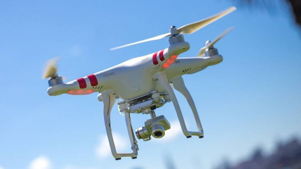 ¿Cuál es la multa por volar un dron cerca de un aeropuerto?