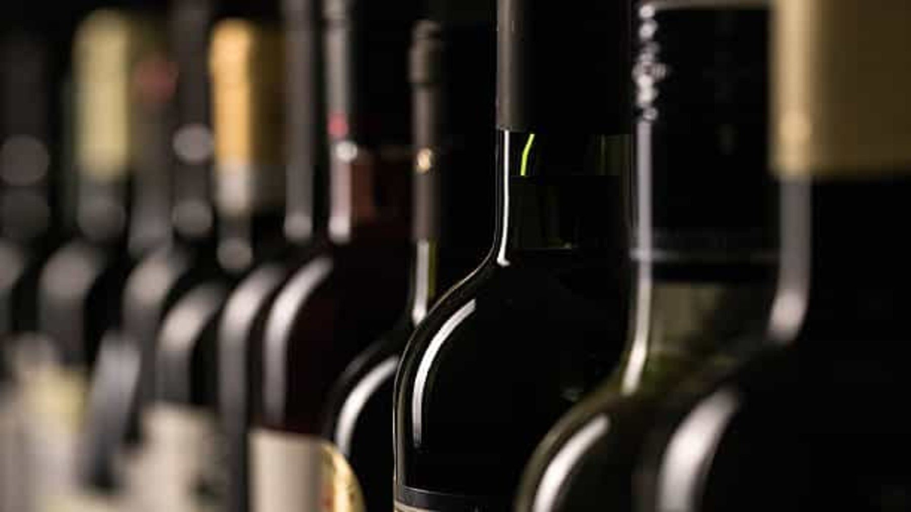¿Por qué las botellas de vino tienen cuellos estrechos?