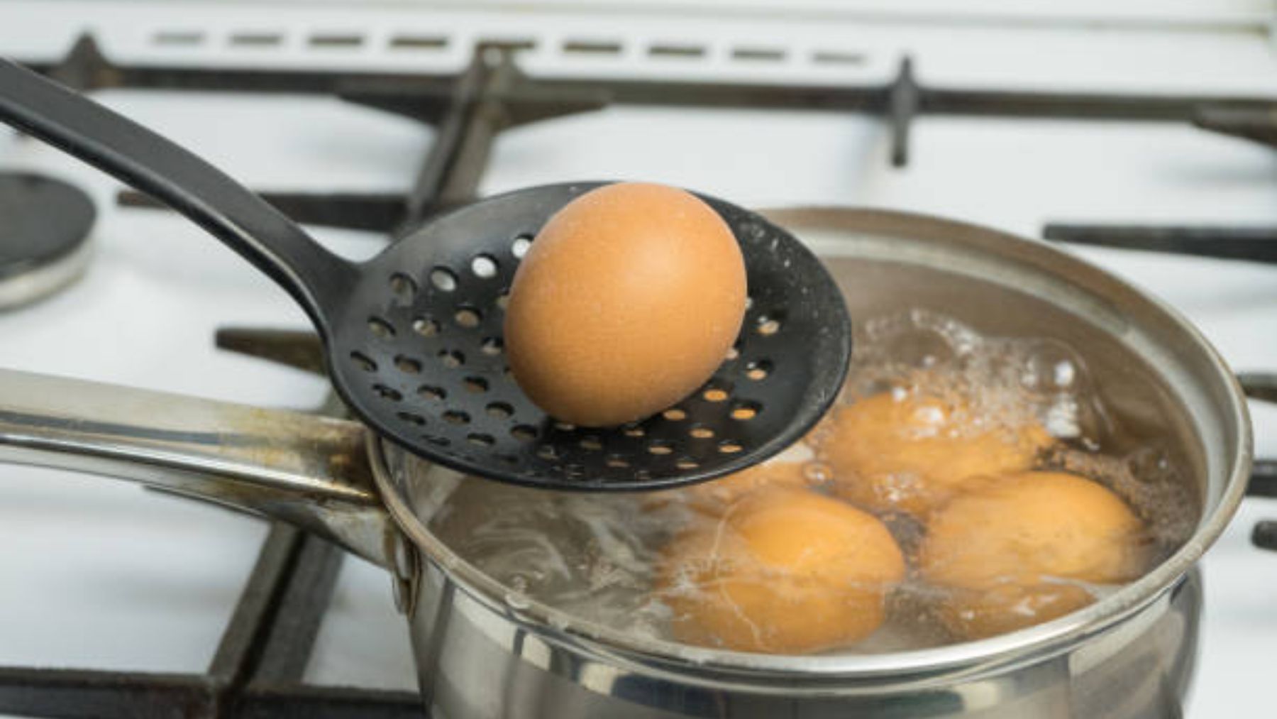 ¿Por qué no debes hervir los huevos nada más sacarlos de la nevera?