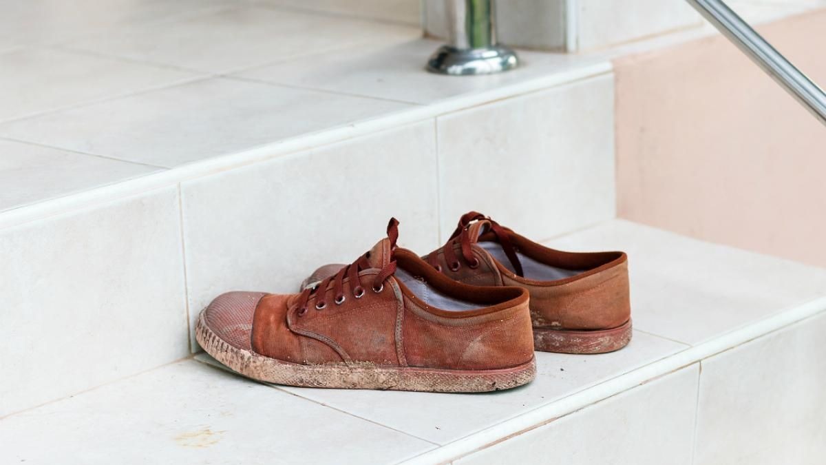 ¿es necesario quitarse los zapatos al entrar en casa?