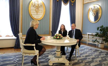Marine Le Pen (izquierda) y Vladímir Putin, en 2017 en Moscú.