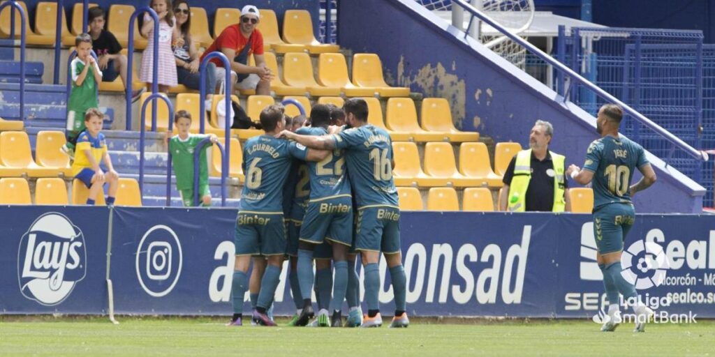 0-2: Las Palmas sabe soñar, sufrir y ganar para romper el maleficio de Santo Domingo