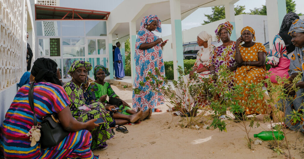 11 familias en Senegal dieron la bienvenida a los recién nacidos.  Un incendio los dejó arrasados.