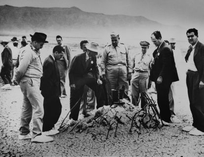 Robert Oppenheimer, con sombrero, y el general Leslie Groves (a su lado) examinan junto a otros científicos y militares los restos de una torre arrasada por la primera prueba atómica, en Almogordo, Nuevo México.