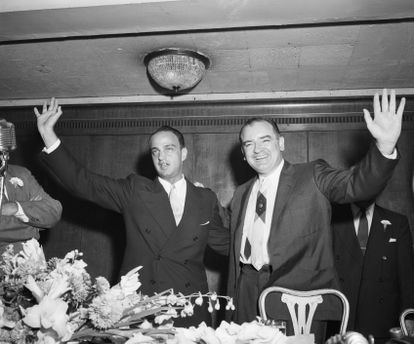 Roy Cohn (izquierda) y el senador Joseph McCarthy, en 1954, en pleno apogeo de la caza de brujas contra comunistas estadounidenses.