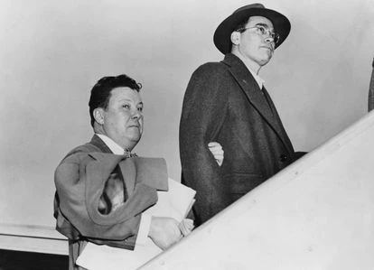 Morton Sobell (derecha) aborda el avión que lo llevó de Nueva York a la prisión de Alcatraz, frente a San Francisco, para cumplir una sentencia de 30 años, después del juicio que compartió con los Rosenberg.
