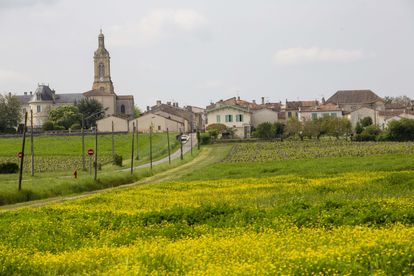 Vista del pueblo de Saint-Estèphe, este viernes.