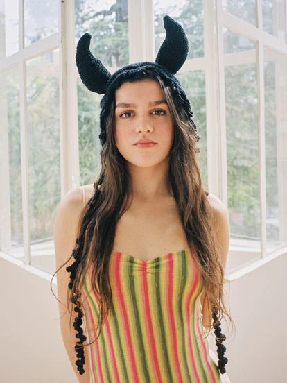 Amaia publica el 6 de mayo su nuevo álbum, titulado ‘Cuando no sé quién soy’. Lleva vestido de tirantes de Gimaguas y gorro evil hat de Evade House.
