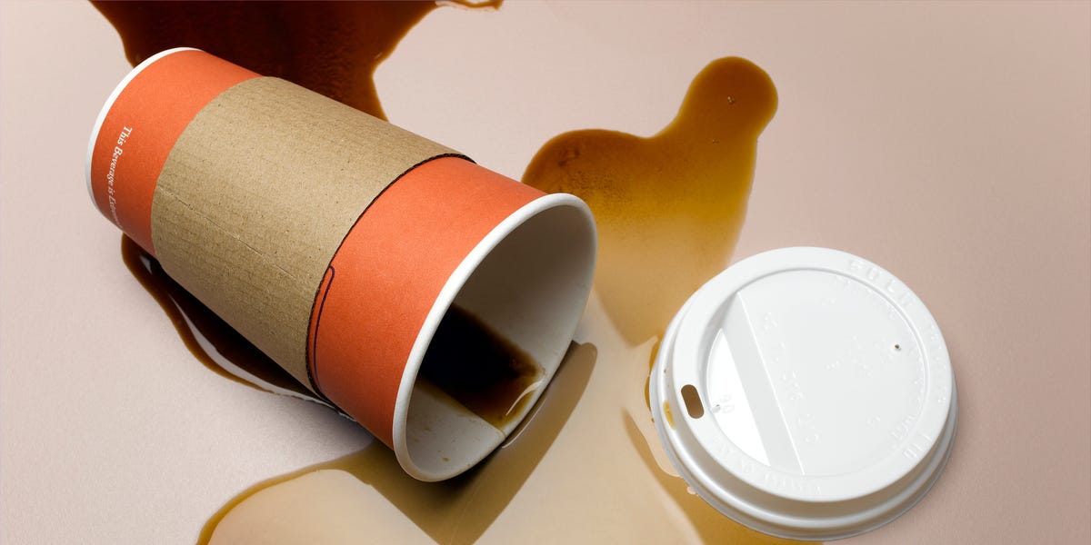 La física sorprendentemente complicada de llevar una taza de café, sin derramarla