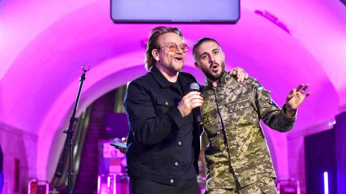 Bono da concierto en estación del metro de Kiev junto a cantante ucraniano que ahora sirve al ejército