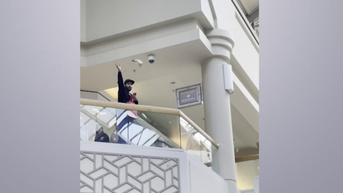 Hombre arroja efectivo en centro comercial en NJ