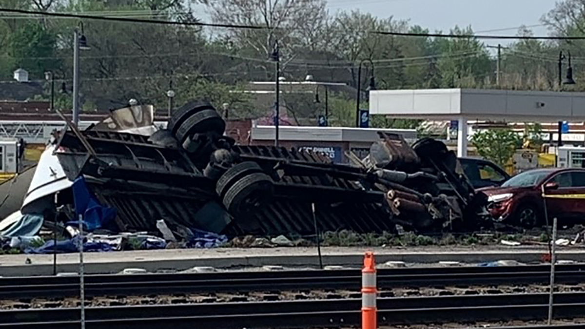 Choque de tren Metra BNSF con camión deja un muerto y cuatro heridos