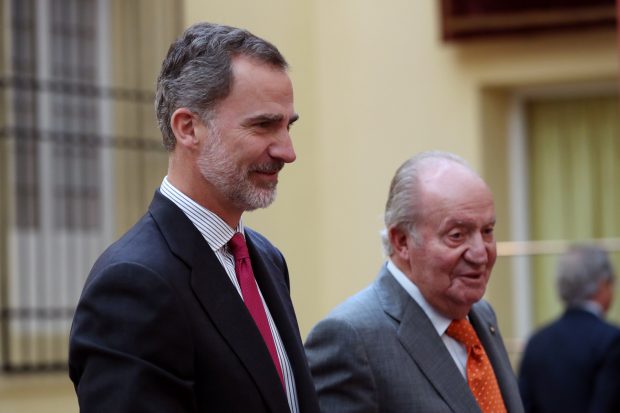 Felipe VI y don Juan Carlos sonriendo / Gtres