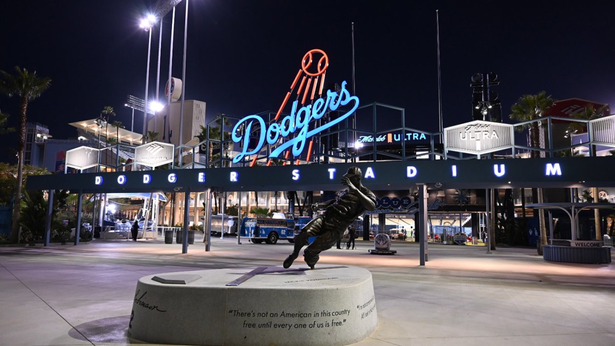 Cinco fanáticos demandan a los Dodgers por supuestos abusos de guardias de seguridad