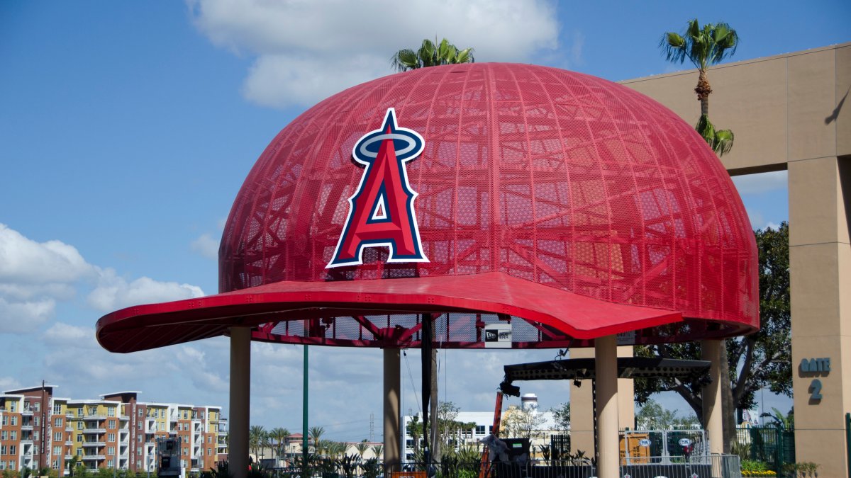 Juez detiene venta de Angel Stadium por investigación del FBI contra alcalde de Anaheim