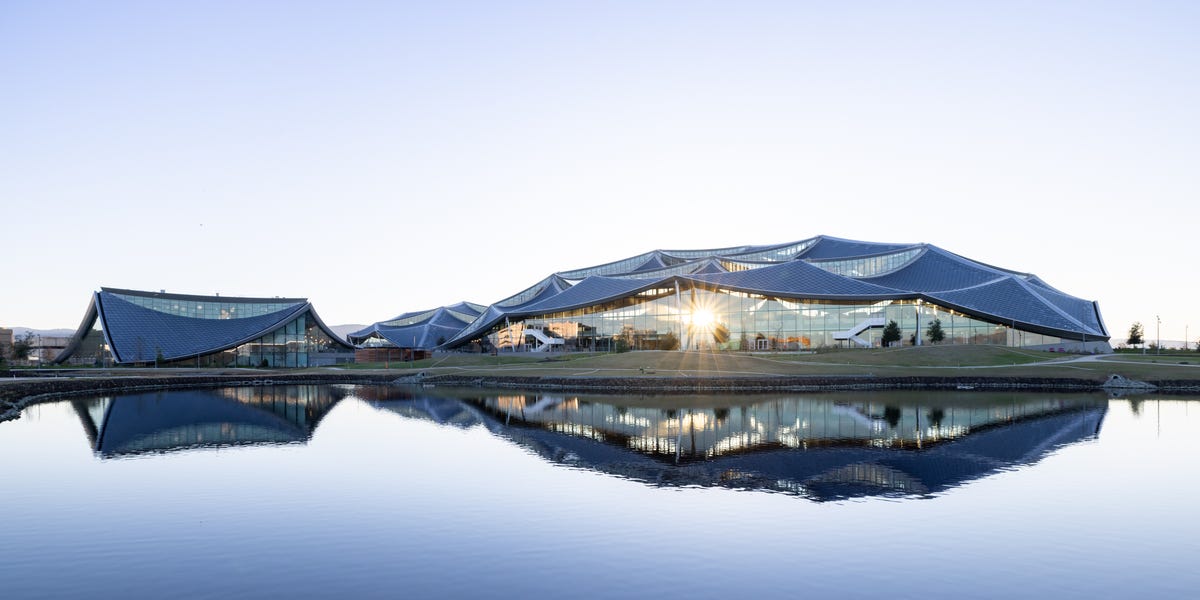 Un techo solar "escama de dragón" es el centro de atención del nuevo campus sostenible de Google en Bay View