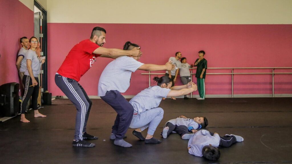 Migrantes varados en la frontera preparan una ópera basada en sus experiencias