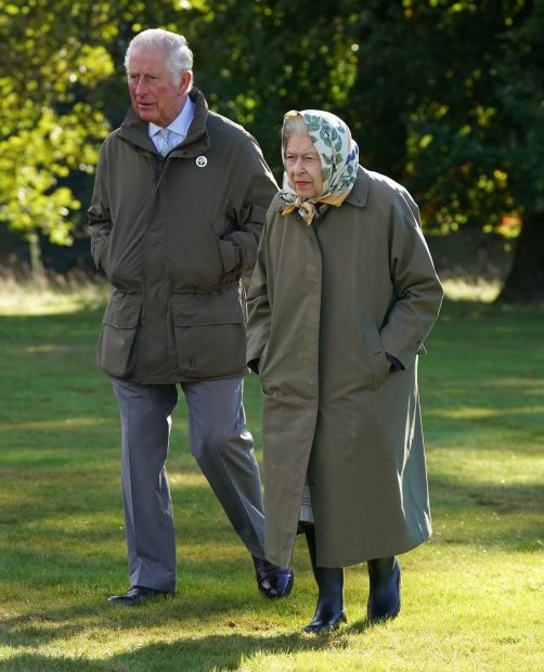 La Reina Isabel II, con su hijo Carlos de Gales / Gtres