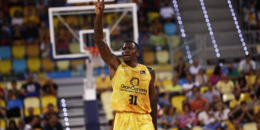 Actuación eléctrica de Dylan Ennis para despedir la temporada