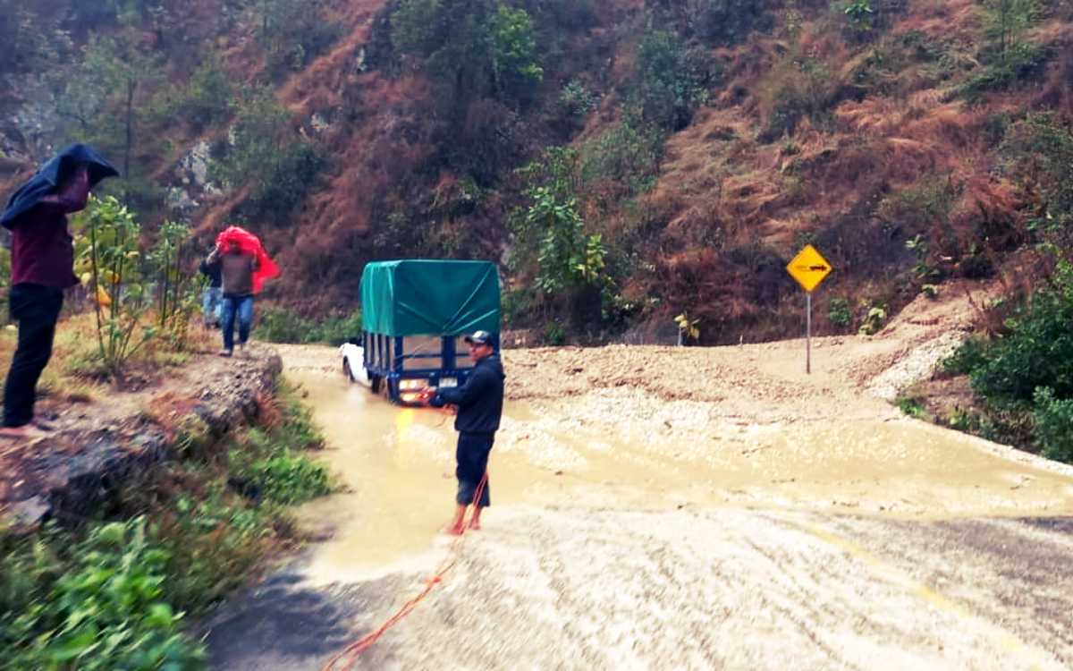 Agatha tocó tierra como huracán categoría 2; reportan deslave en carretera a Oaxaca