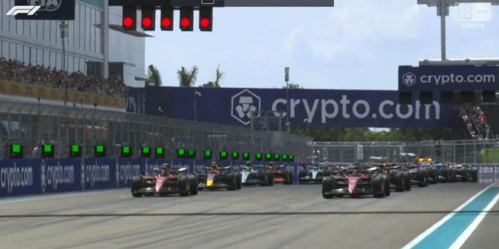 Alonso toca a Hamilton en la salida y Verstappen pasa a Sainz