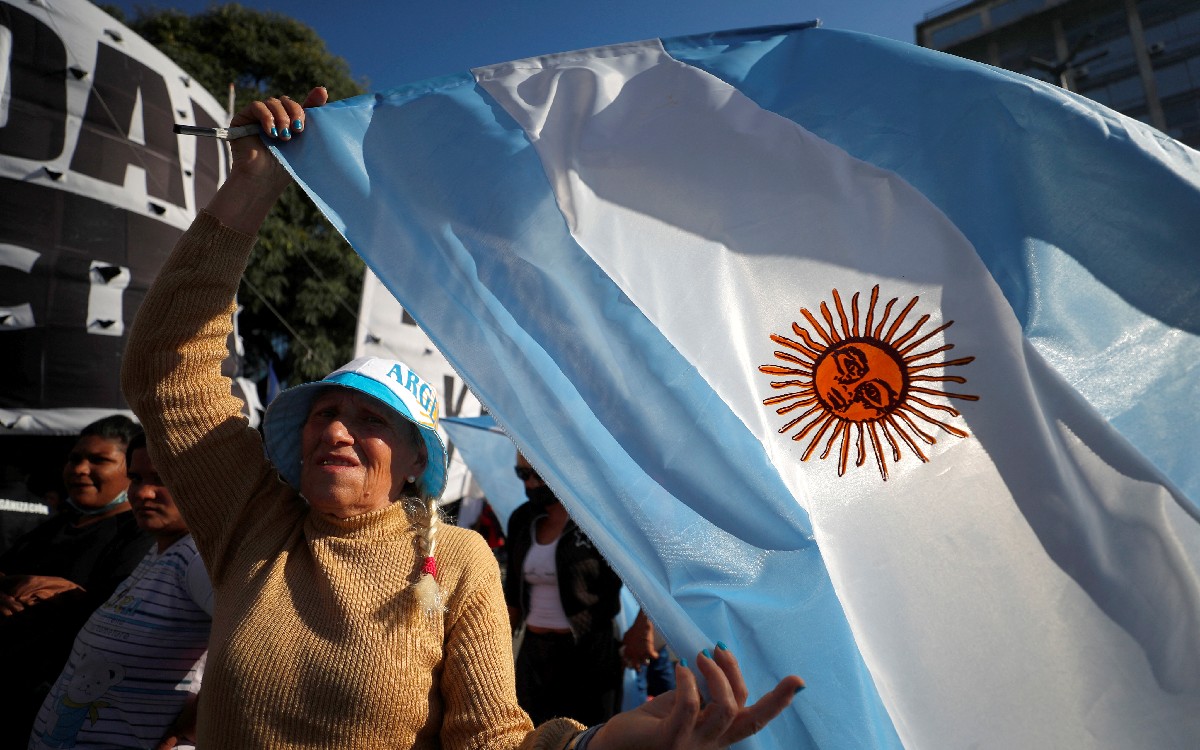 Argentina aumenta salario mínimo mensual a unos 389.5 doláres para junio