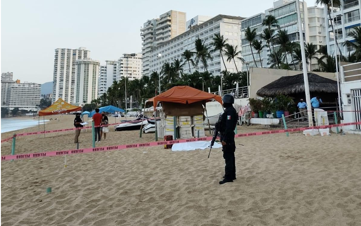 Asesinan a un hombre y hieren a mujer tras asalto en playa Icacos de Acapulco