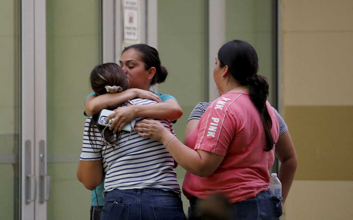 Aumentan a 19 niños y dos adultos los muertos por tiroteo en primaria de Texas