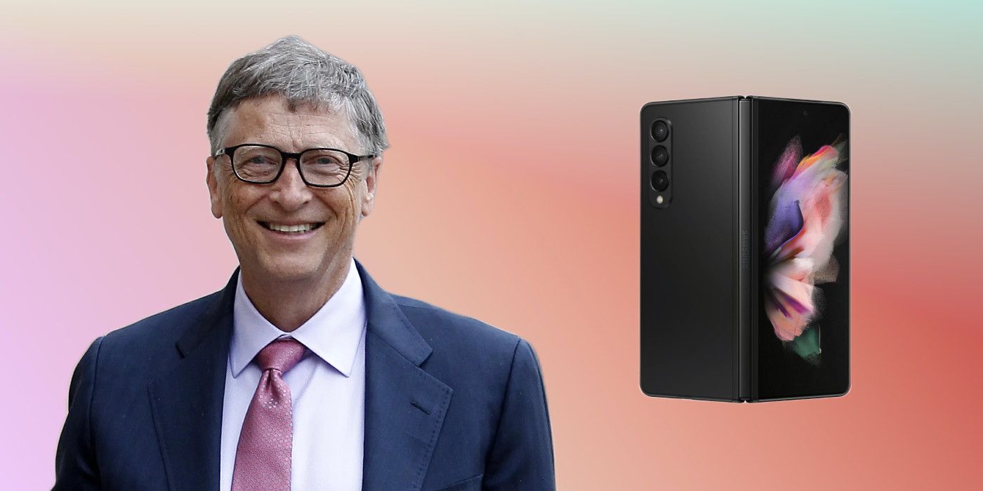 Bill Gates usa un teléfono plegable, pero no es el Surface Duo de Microsoft