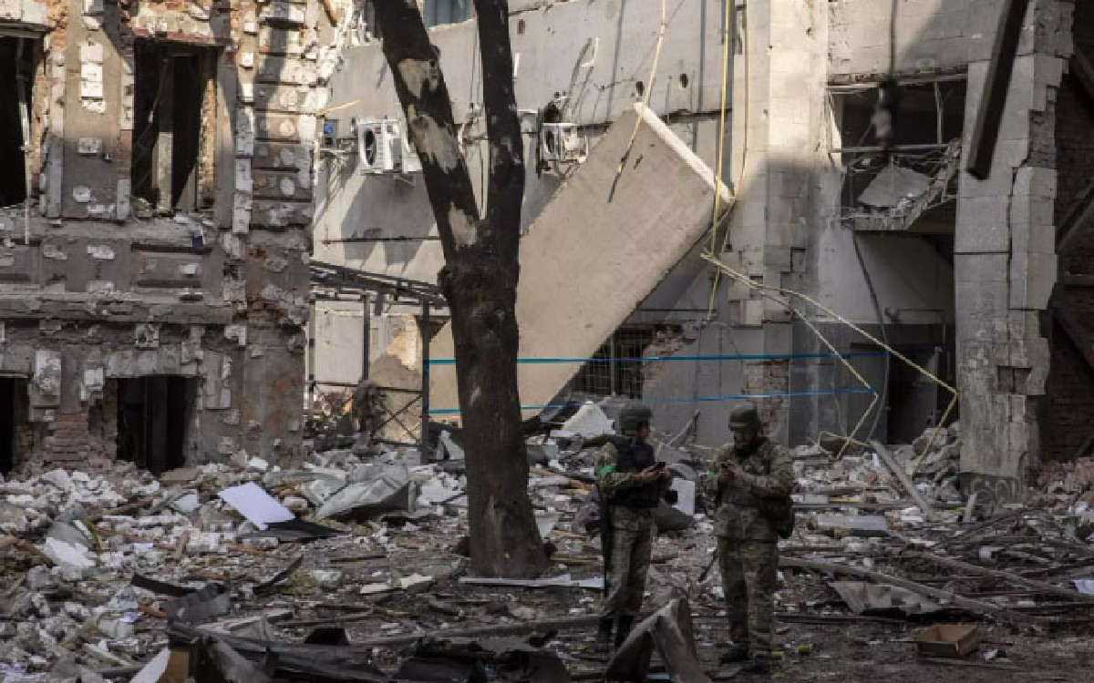 Bombardeo ruso a Donetsk cobra la vida de al menos 10 personas, denuncia Ucrania