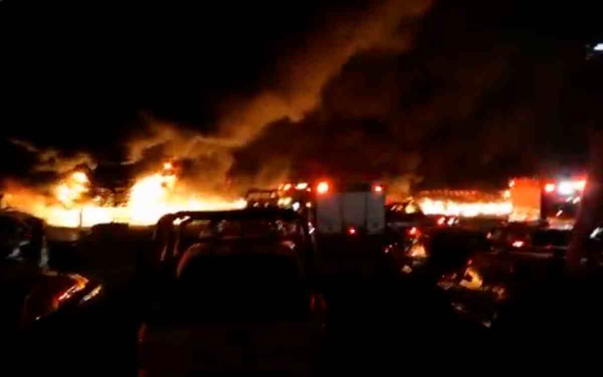 Bomberos combaten incendio dentro de las instalaciones de la Guardia Nacional en CDMX