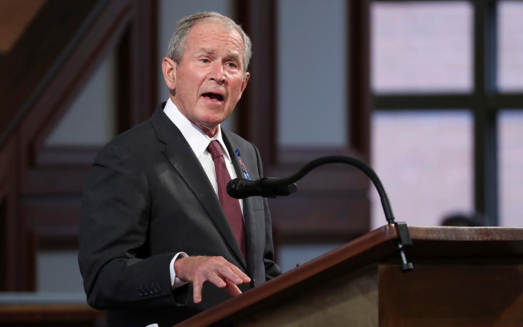"Brutal e injustificada": Bush condena la invasión de Irak al confundirla con Ucrania