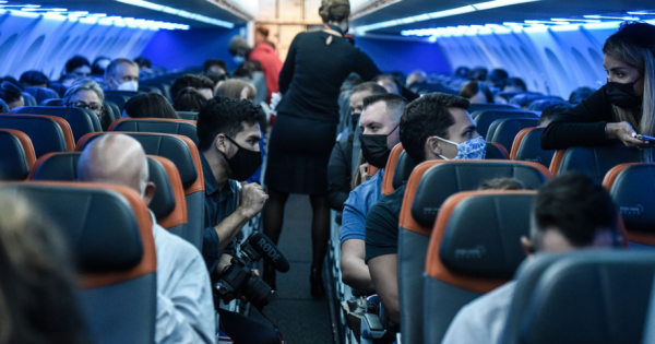 COVID: Europa no exigirá más barbijos en aviones y aeropuertos desde el próximo lunes